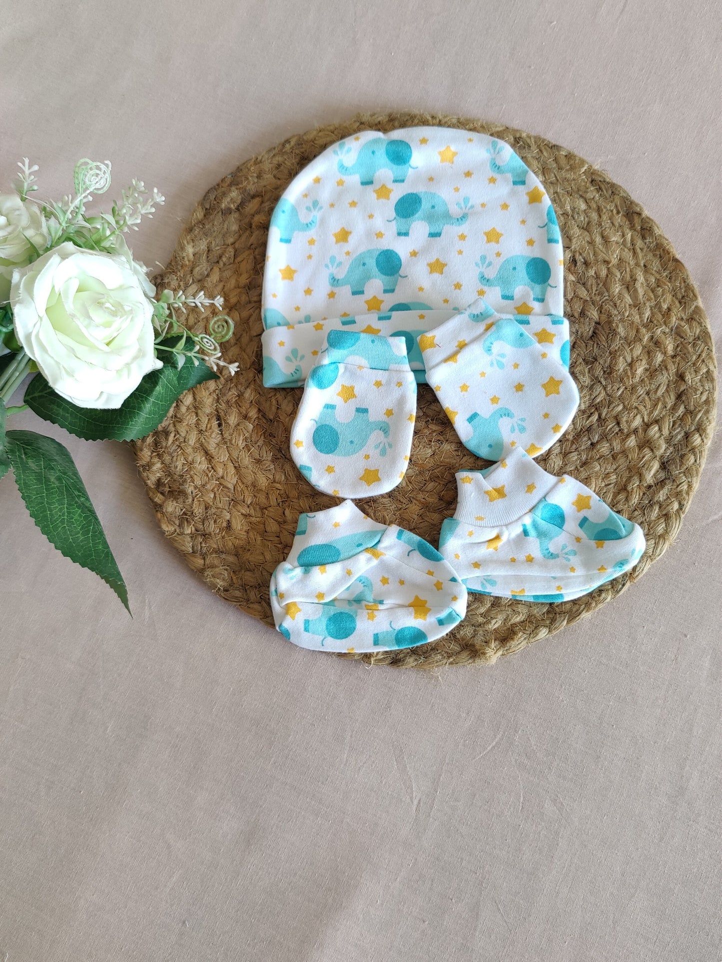 Velvetyko Premium Soft Organic Cotton Newborn Gift Set.