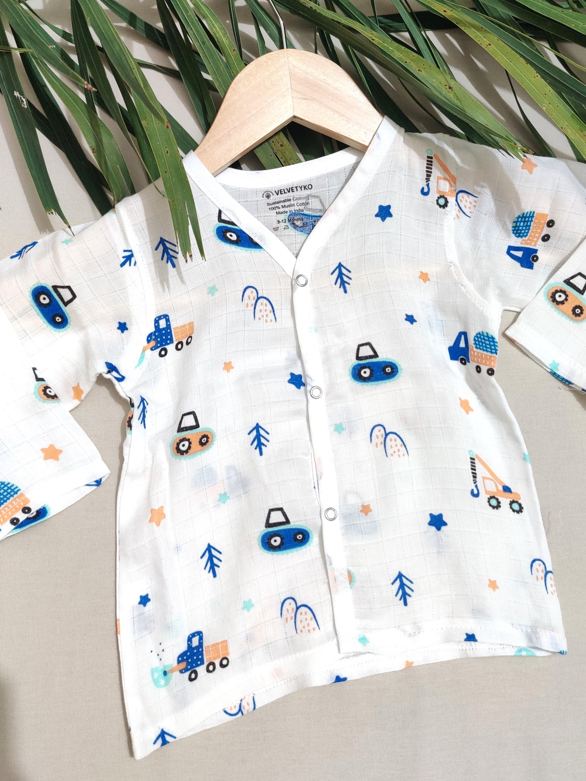 Organic muslin baby shirt with vehicle pattern 
