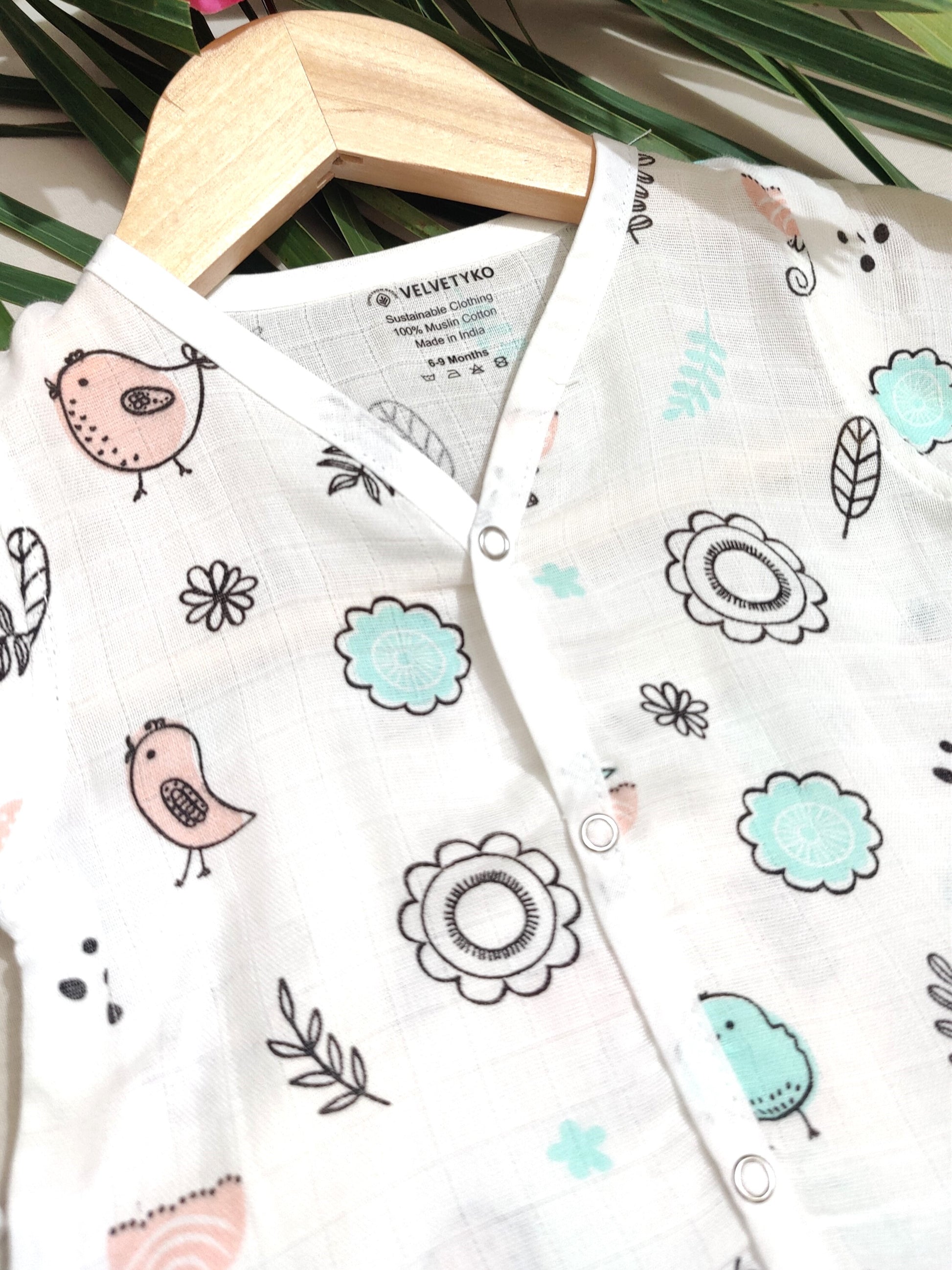 Baby outfit with bird and flower patterns 