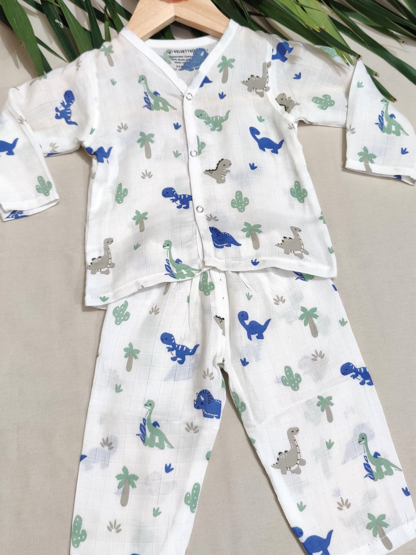 Children's pajama set with dinosaur pattern 